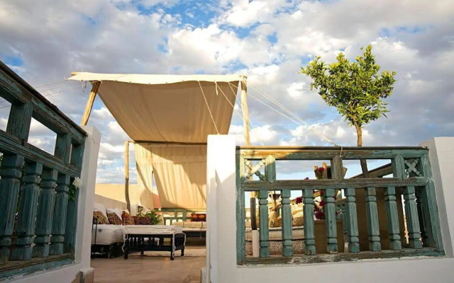 Riad Le J