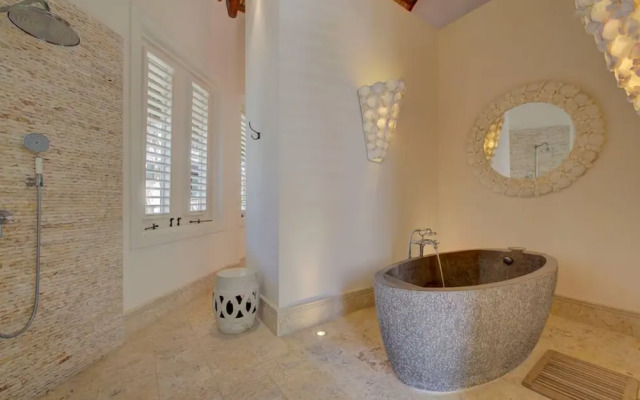 6 BR Beachfront Lush Oasis