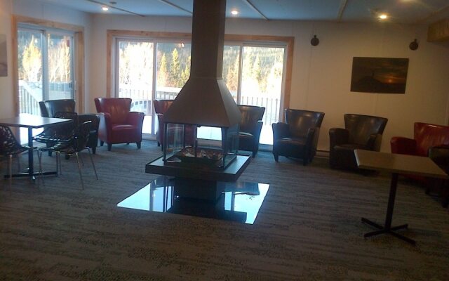 Auberge Jeunesse Monts Groulx Aventure