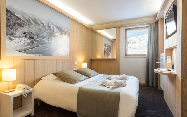 Retreat With Shared Pool and Terrace