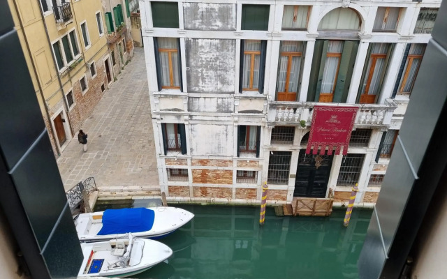 Ca' Cappello Venice Apartment 2 with Canal View