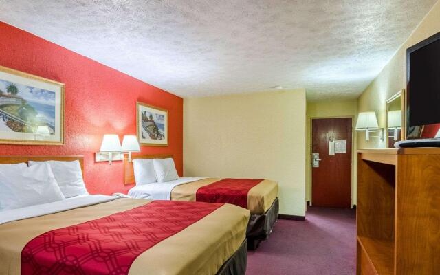 Econo Lodge Interstate 35 Exit 183