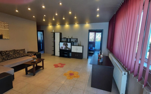 Spacious, modern condo in new villa - sleeps 6