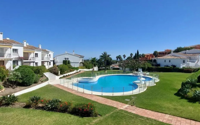 Refurbished 2-Bed Apartment in El Paraiso Alto