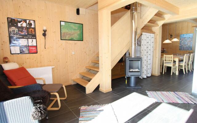 Lavish Wooded Chalet with Sauna & bubble bath in Hohentauern