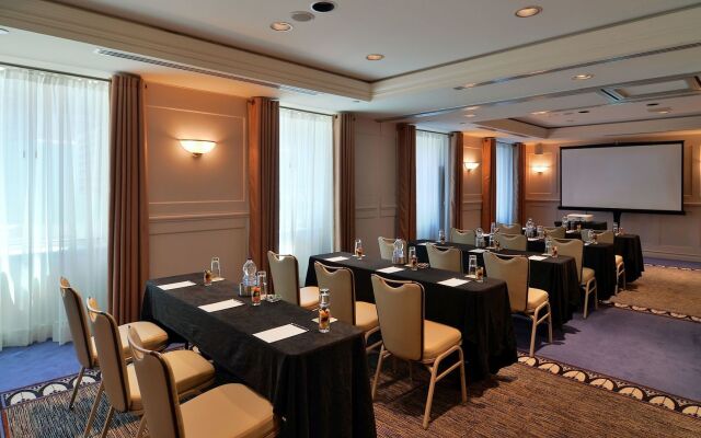 Vogue Hotel Montreal Downtown, Curio Collection by Hilton