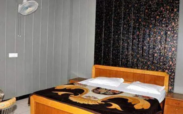 OYO 14494 Hotel Ramneek