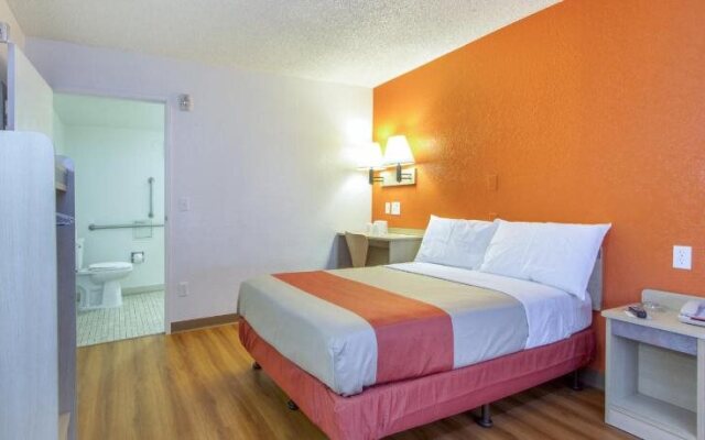 Motel 6 Phoenix - Northern Avenue