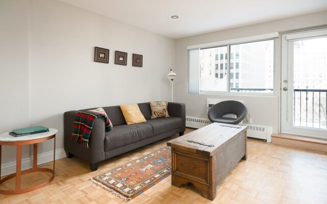 Bold Downtown Montréal Suites by Sonder