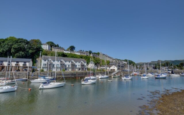 Serene Holiday Home in Porthmadog near Beach