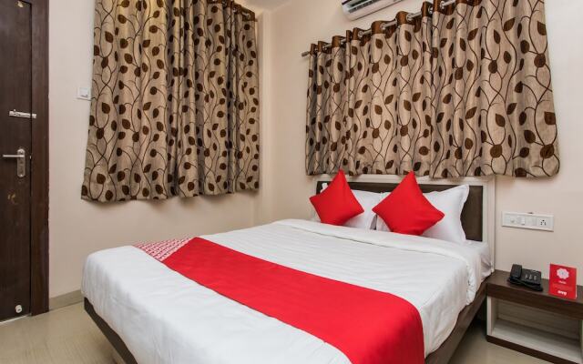 OYO 12161 Hotel Madhur Inn