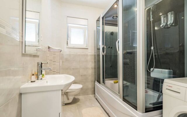 Three-Bedroom Apartment in Kastel Gomilica