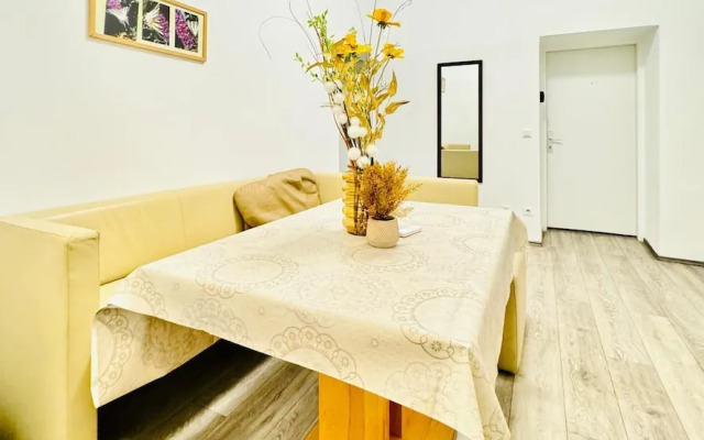 Bright 3BR Appt Steps from FAC Platz