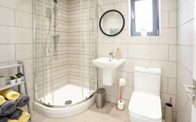 Home From Home - 4 Double Bed House with Parking