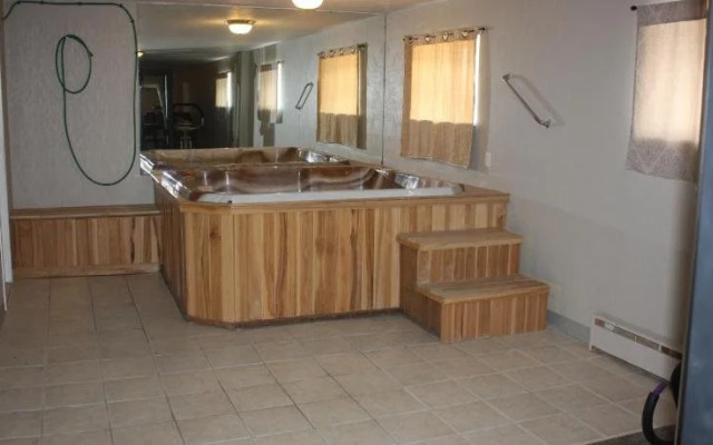 Outpost Motel & Kitchenette Suites