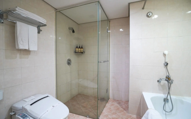 Gumi Century Hotel