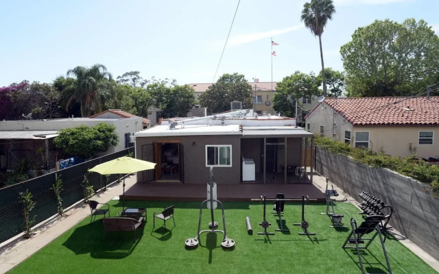 Spacious House on Melrose w Private Backyard Gym