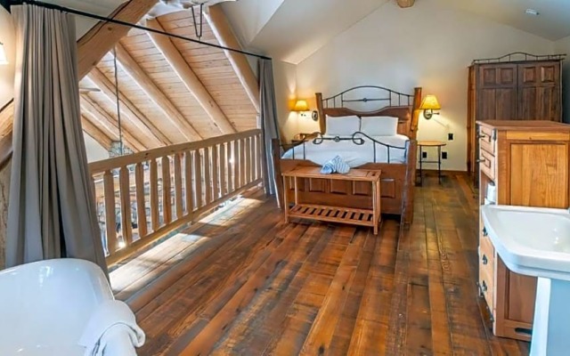 Snow Creek Cabins by Fernie Lodging Co