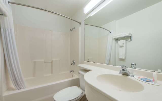 Microtel Inn & Suites by Wyndham Raton