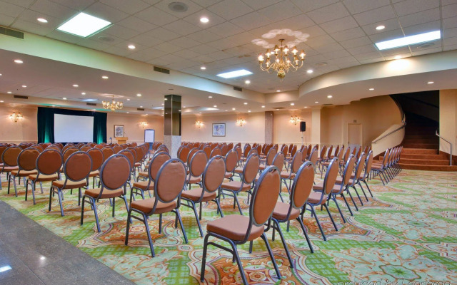 Holiday Inn & Suites Windsor Ambassador Bridge by IHG