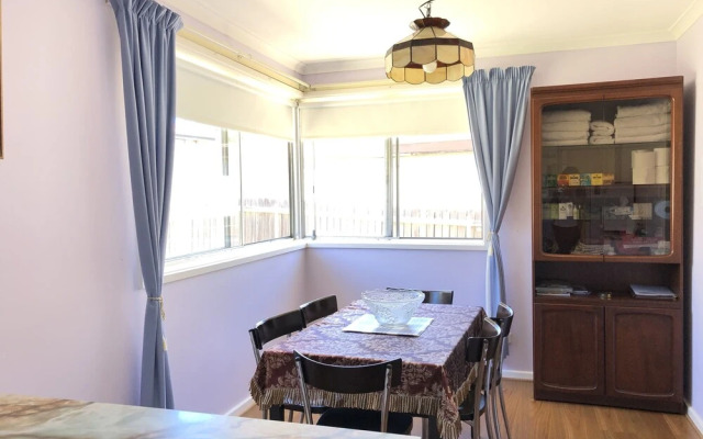 Canberra Entire House 3 Bedroom