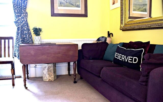 3 Bedroom Clapham Home With Patio