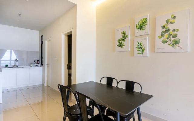 Modern 2BR Stay, Pool, Near Jonker St Melaka