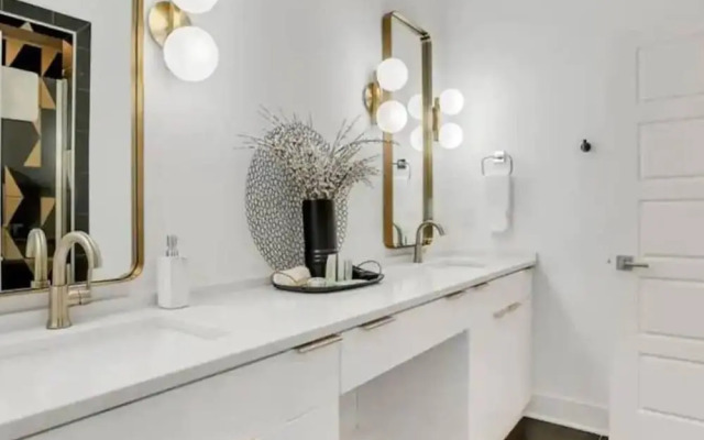 Spacious 4BR Minutes From Broadway- Sleeps 14