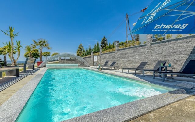 Pool & Whirlpool Villa Art Four