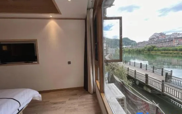 Yuelai River View Homestay (Zhenyuan Ancient Town Scenic Area) – Balcony – Qiandongnan
