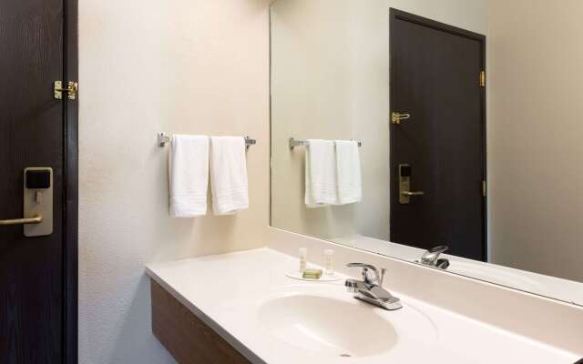 Super 8 by Wyndham Radcliff Ft. Knox Area