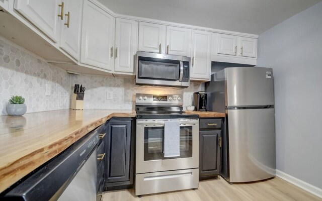 Frontdesk 2 BR House Near Cardinal Stadium