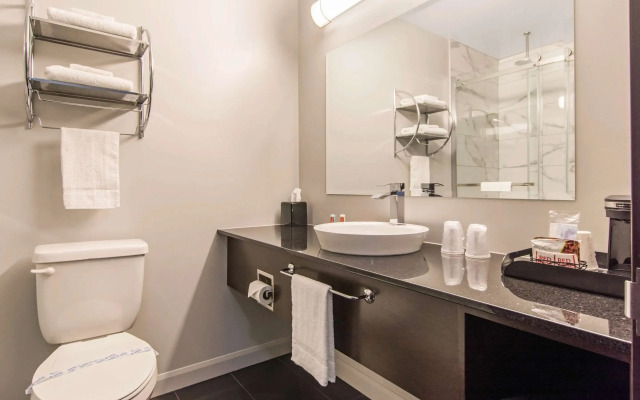 Econo Lodge Inn & Suites
