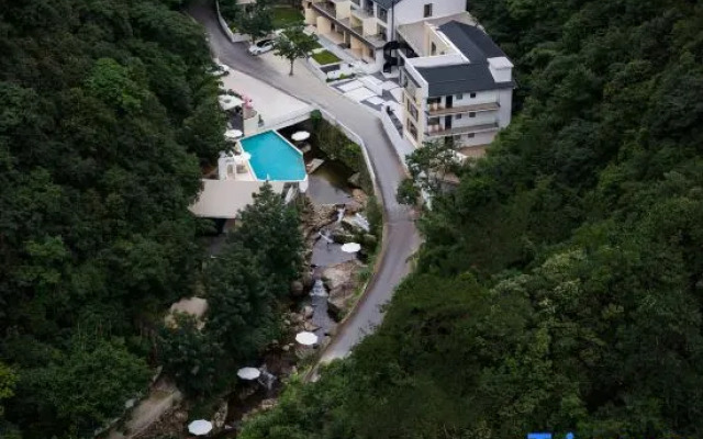 Only this fairyland, riverside sojourn designer art villa mountain lodging