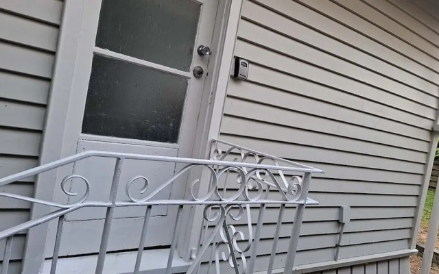 Small 2 bedroom flat 7a Rangiatea Road
