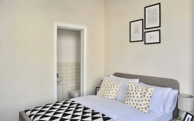 Spacious 4 Bedroom Flat in Central Brighton