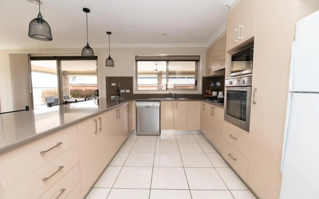 Centennial Cres, Modern, Entertaining Home, Sleeps 8
