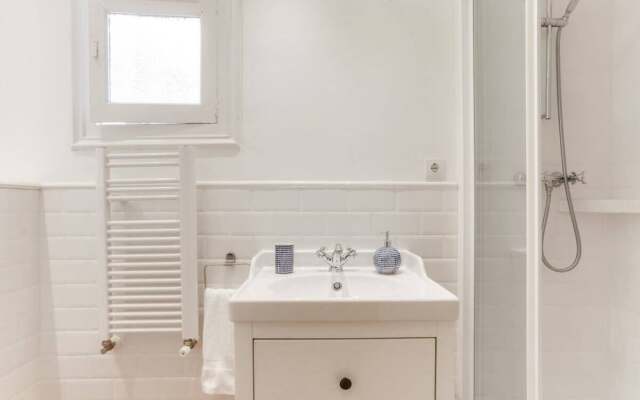 New! Bright 2 Bed Easily Connected to the Center