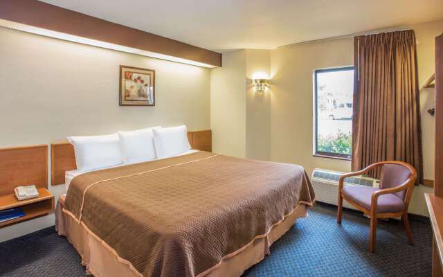 Travelodge by Wyndham Fort Myers Airport