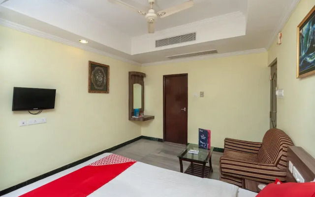 OYO 10807 Hotel Auro