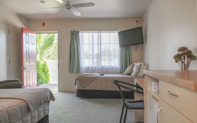 Bk's Palm Court Motor Lodge