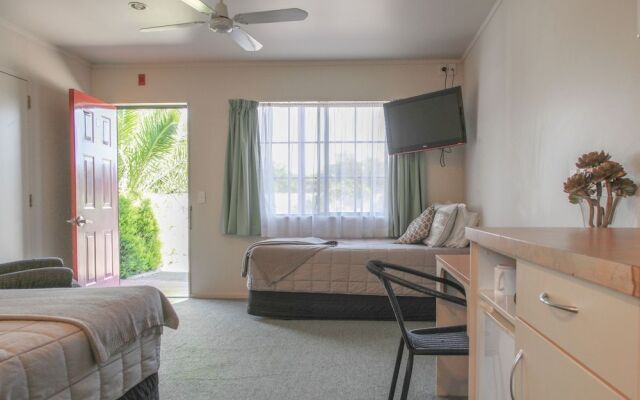 Bk's Palm Court Motor Lodge