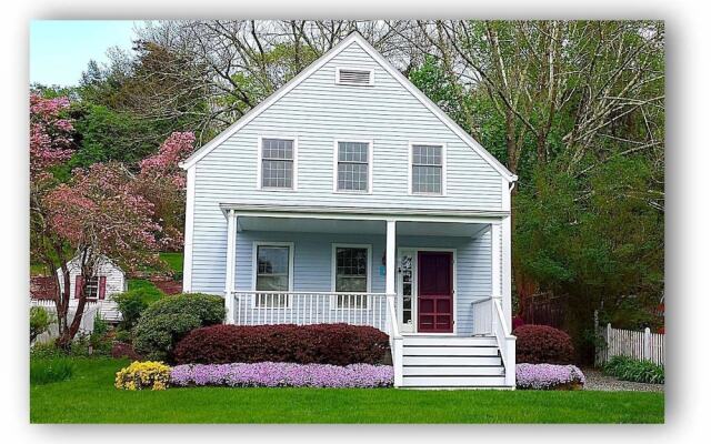 Walkable Home in Mystic Historic District