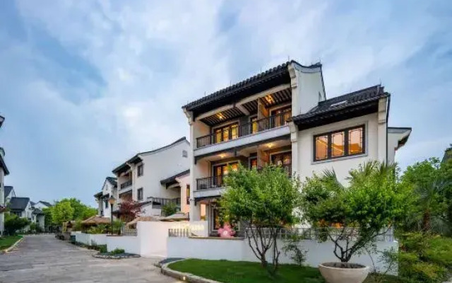 Joyful Lushi Hot Spring Resort