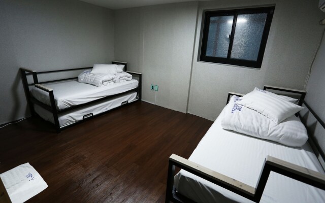 Star Hostel Myeongdong Family