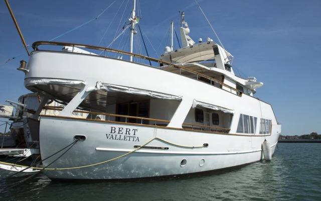 Yacht Bert