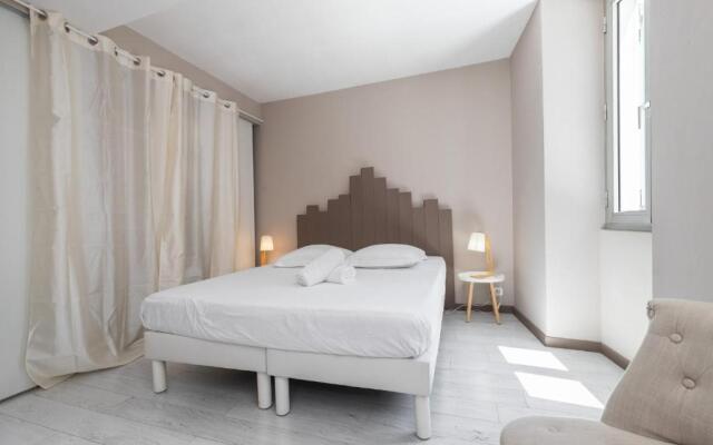 Amazing 3 Bdrs and Garden Place du Pin Parking !