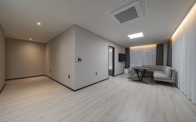 Busan Gijang Brown Dot