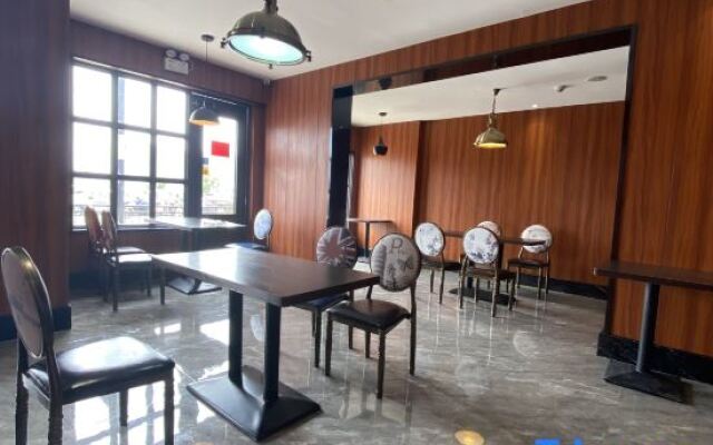 Yo Yo Pinke Hotel
