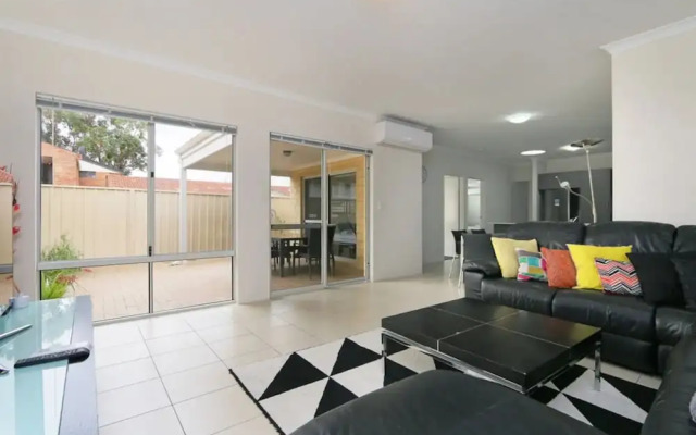 Stunning Home Near Scarborough Beach Sleeps 11